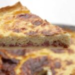 Quiche Lorraine avec saucisse, jambon et fromage