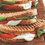 Paninis aux tomates et à la mozzarella