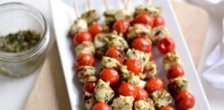 Brochettes de poulet et tomates cerises à la sauce pesto