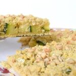 crumble aux courgettes, chèvre et jambon WW, un savoureux plat facile et simple à faire à base de courgette et de fromage de chèvre avec un crumble salé croustillant au bon goût de parmesan.