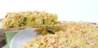 crumble aux courgettes, chèvre et jambon WW, un savoureux plat facile et simple à faire à base de courgette et de fromage de chèvre avec un crumble salé croustillant au bon goût de parmesan.