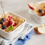 Crumble aux pommes et fruits rouges