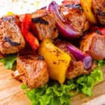 Brochettes de viande et légumes au four