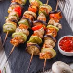 Brochettes de viande et légumes au four