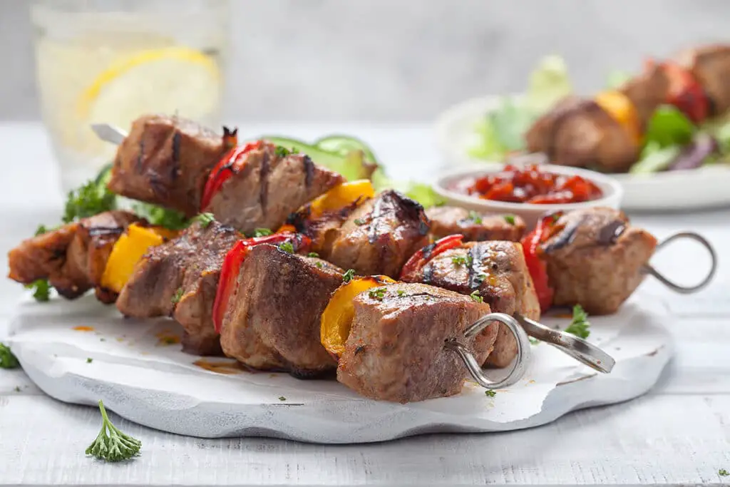 brochettes de viande et de légumes