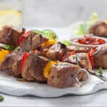 brochettes de viande et de légumes