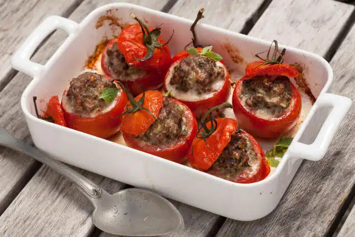 Tomates Farcies Aux Herbes, épices Et Viande Hachée