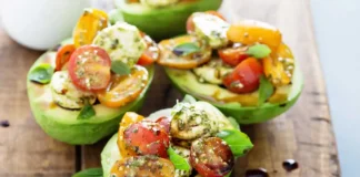 Avocat Farci au Pesto Tomates Cerises et Mozzarella